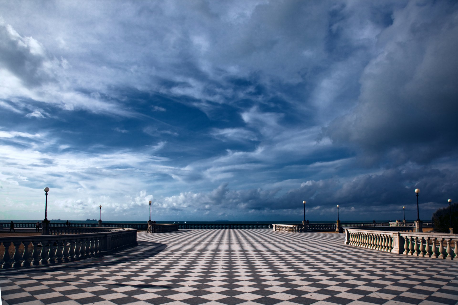 italia toscana livorno regione città terrazza lanterne blu cielo nuvole