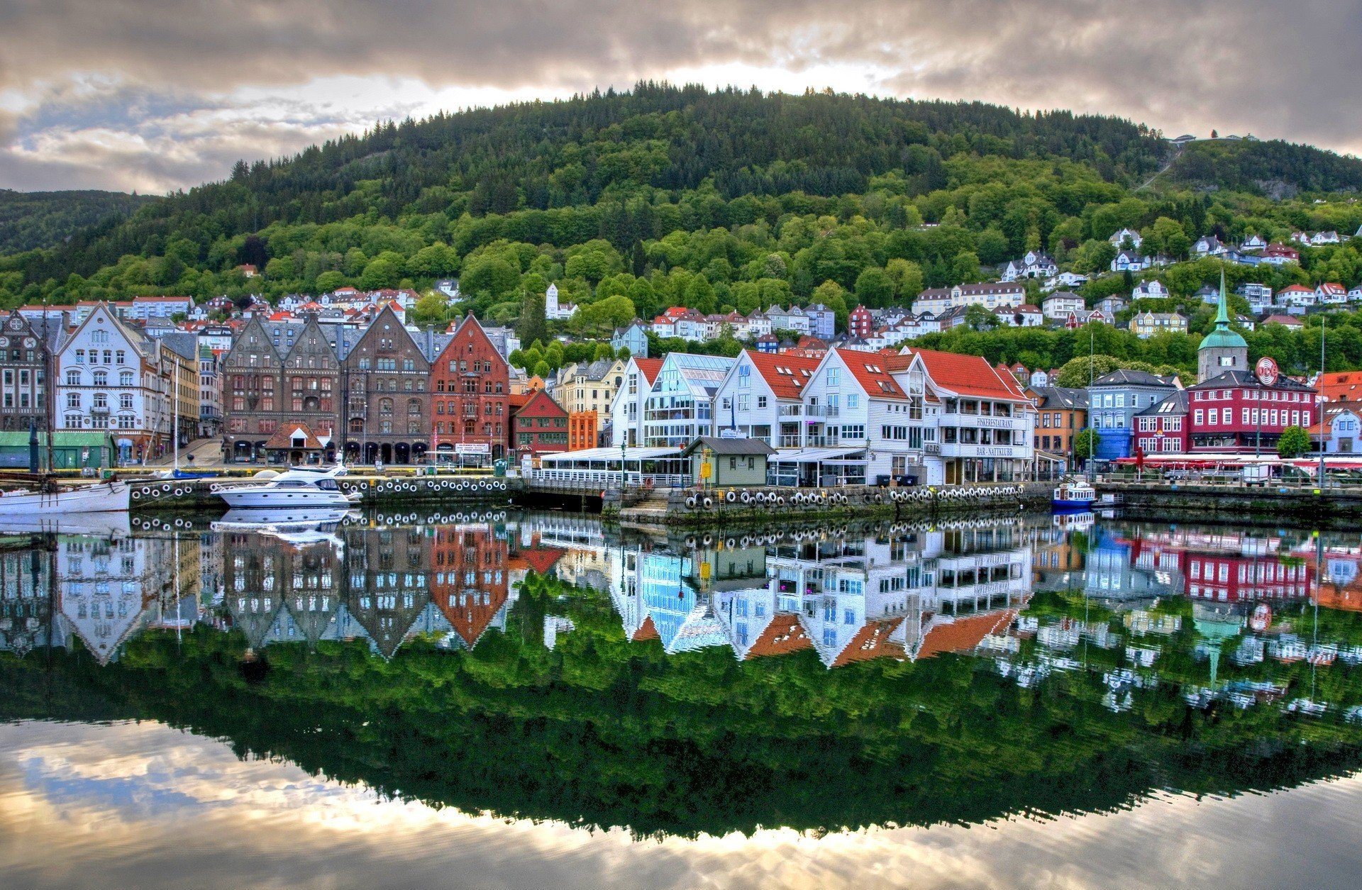 muelle barcos río reflexión calles casas noruega bergen ciudad país