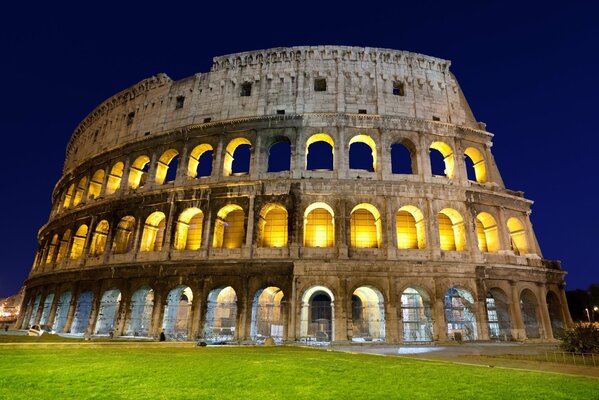 Arquitectura De Italia. El Coliseo romano en la iluminación nocturna