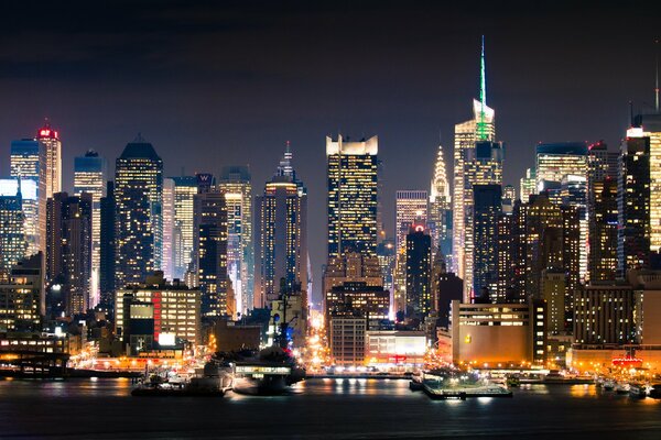 Manhattan nocturne brûle des milliers de lumières