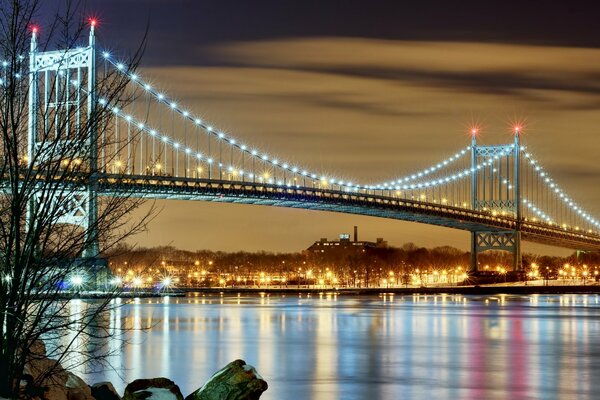 Brücke in Lichtern über einem Fluss in den USA