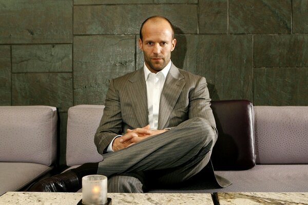 Elegante Jason Statham en el Sofá