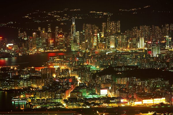 Metrópolis nocturna y edificios luminosos