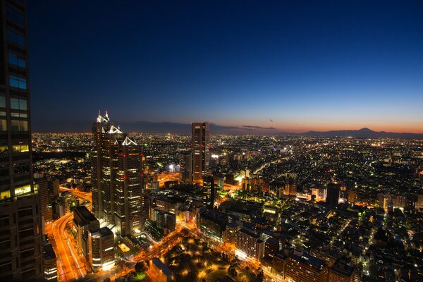 Blauer Himmel bei Sonnenuntergang über den brennenden Lichtern von Tokio