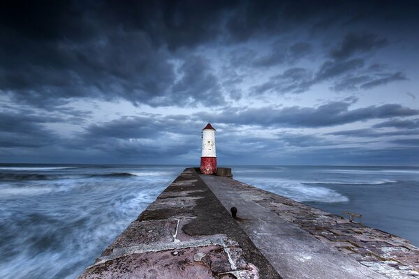 Fotografía de un faro abandonado junto al mar