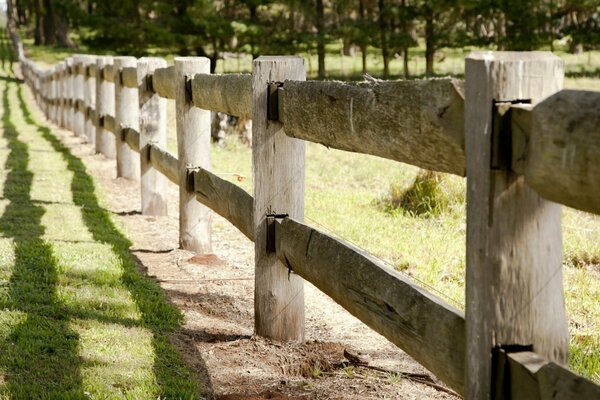 Recinzione in legno sul campo verde