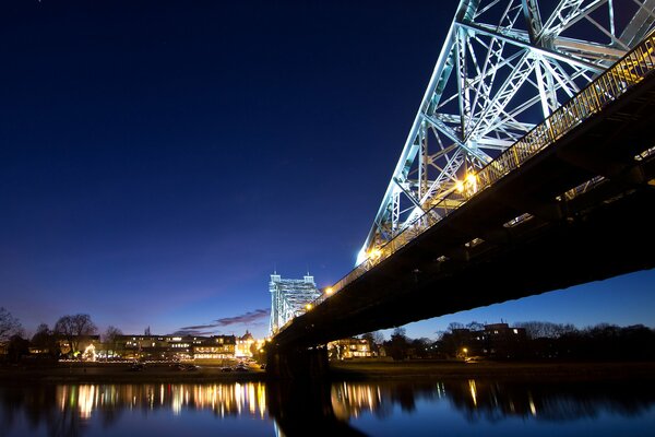 Vista del puente en la ciudad de Dresde