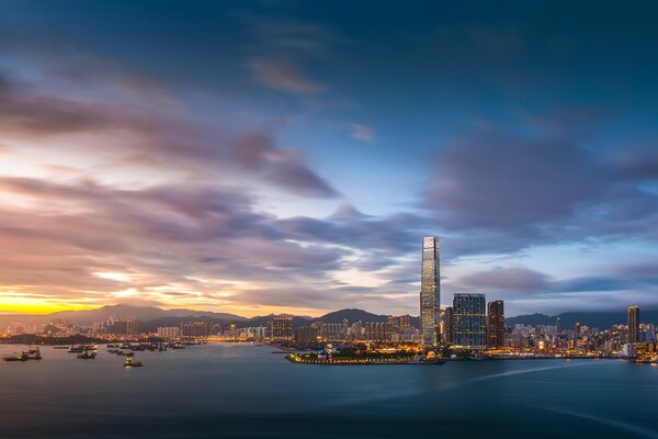 Sera Hong Kong, i suoi edifici e il porto