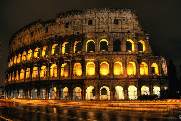 Coliseo nocturno iluminado desde dentro