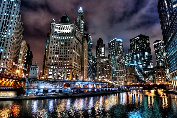 Das nächtliche Chicago. Lichter der Wolkenkratzer