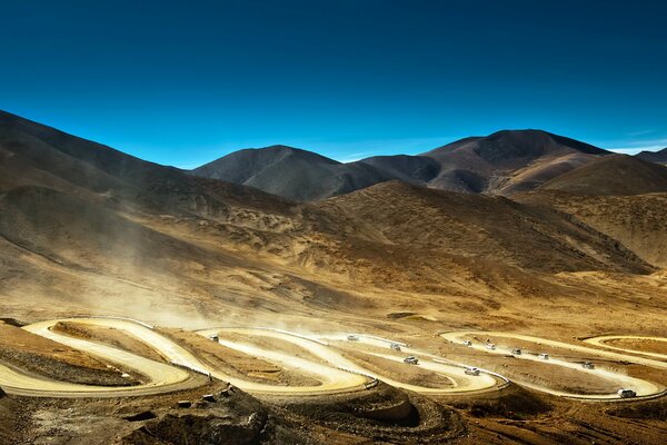 Una strada polverosa in una città cinese