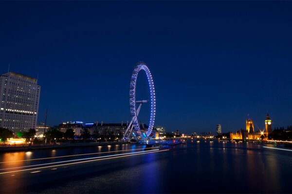 Die Architektur des abendlichen Londons. Riesenrad