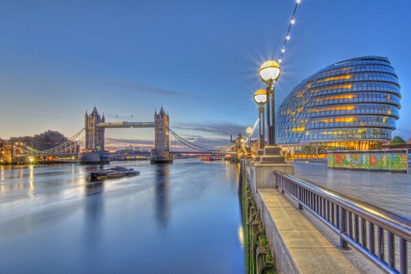 Promenada wieczornego Londynu. Tamiza i Tower Bridge w świetle latarni