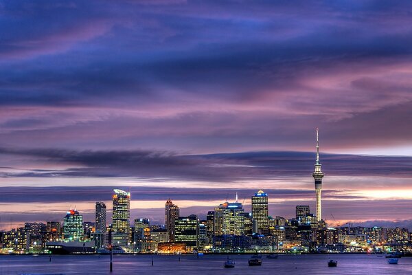 Das Zentrum von Auckland in den Nachtlichtern der Wolkenkratzer