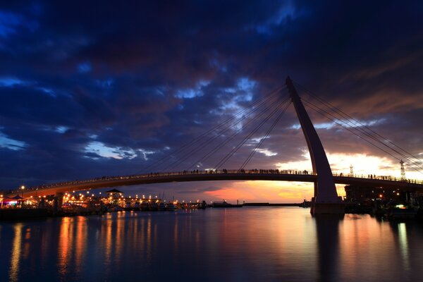 Pont de Taipei sur la rivière sur fond de ciel nocturne