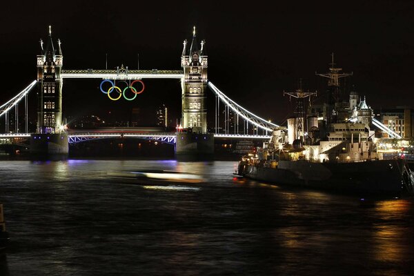 Nocny Most Tower Bridge i pierścienie olimpijskie