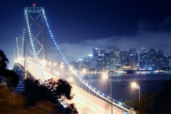 Brücke in San Francisco mit Lichtern beleuchtet