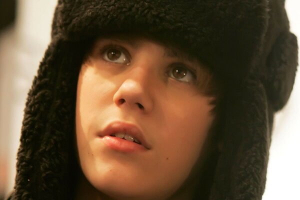 Molto giovane Justin Bieber in un cappello