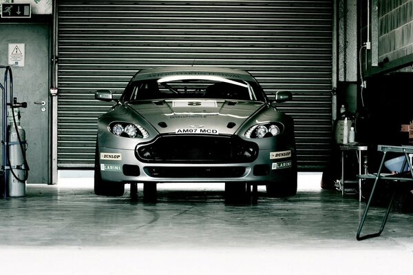 Belle voiture debout dans le garage