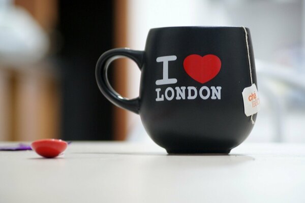 Czarny kubek i love London 