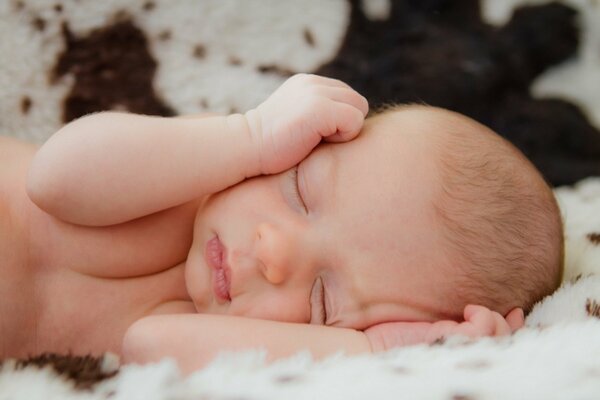 Il bambino dorme dolcemente su una coperta calda