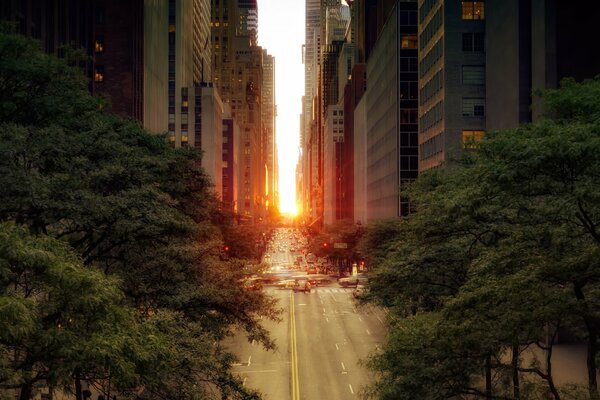 Una calle larga y fascinante en la ciudad