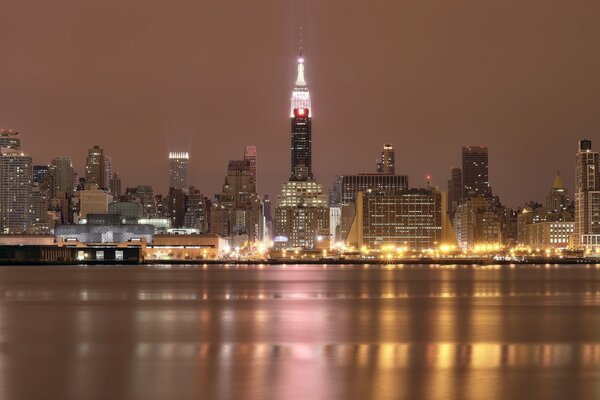 Éclairage de nuit des gratte-ciel à New York près de la rivière