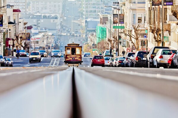 Ein Bild der Straßenbahn in San Francisco auf der Straße