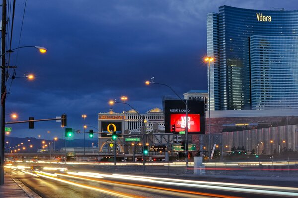 Nocne Las Vegas ze światłami latarni, sygnalizacji świetlnej i wieżowców