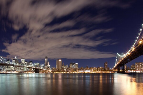 Pont de Brooklyn sur le fond de la ville