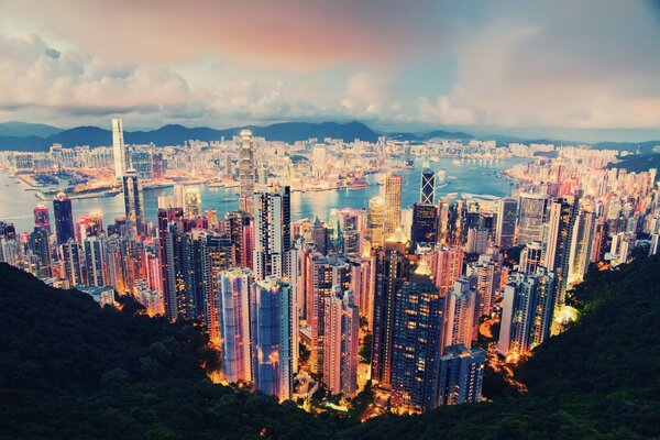 Luces de la ciudad de Hong Kong en medio de las nubes