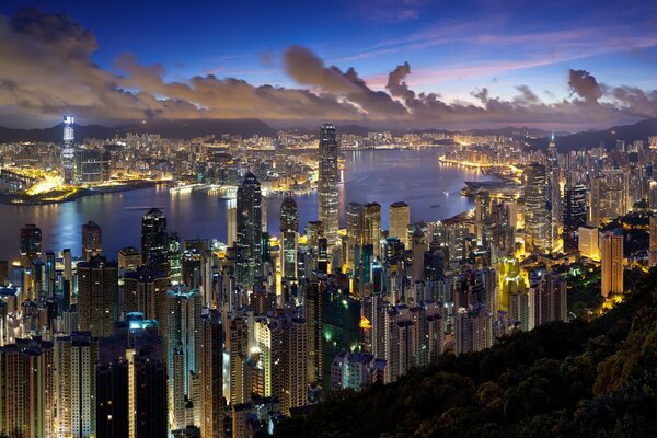 Die Schönheit des abendlichen Hongkongs vor dem Hintergrund der Wolken