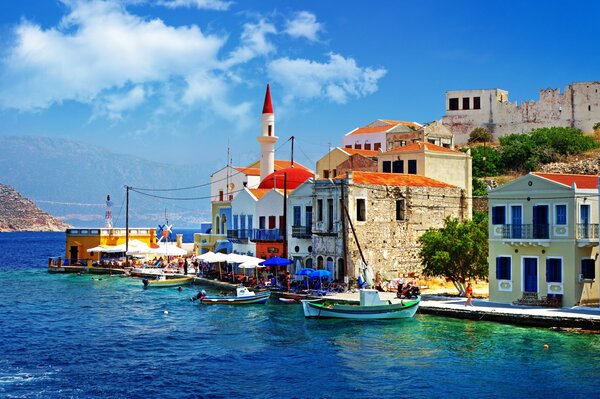 Costa azul de Grecia desde el paseo marítimo