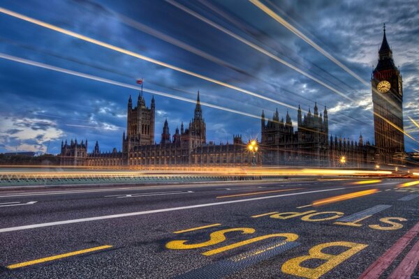 Der Nachthimmel und die Straßen von London