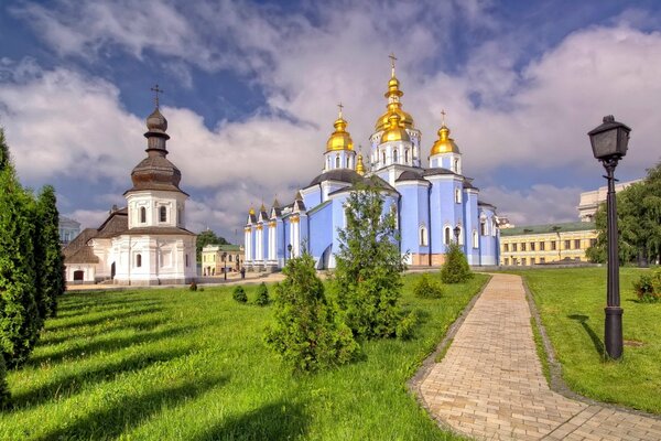 Тропа к михайловскому храму