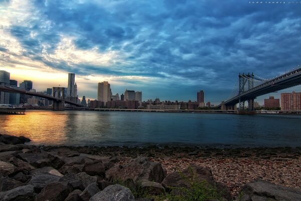 Cielo azul sobre la bahía de nueva York