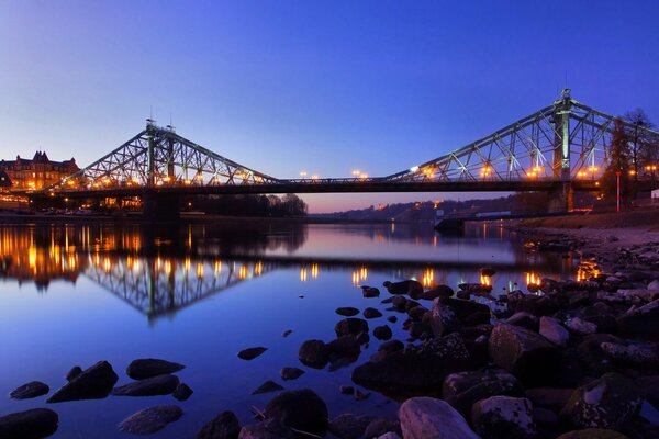 Réflexion du pont dans l eau au crépuscule