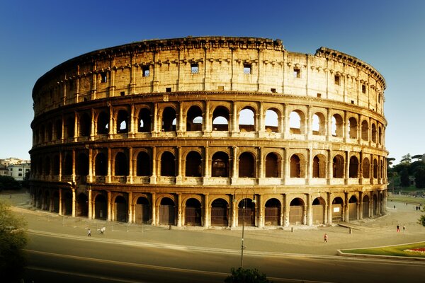 Camino al lado del anfiteatro. Elegante Coliseo