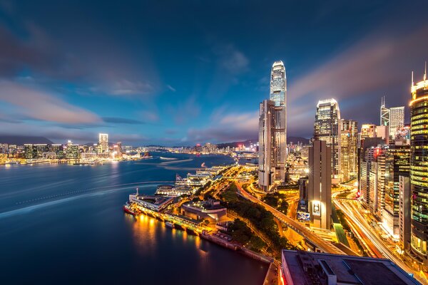 Lichter und Wolkenkratzer des abendlichen Hongkongs