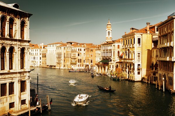 La fascinante arquitectura de Venecia con un canal por el que navegan las góndolas