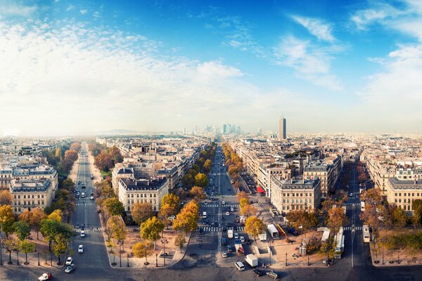 Ciel et nuages au-dessus de Paris d automne