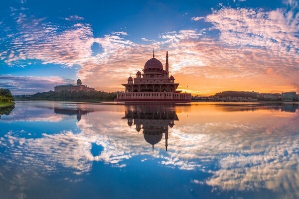 Panoramablick auf den Tempel auf dem Wasser