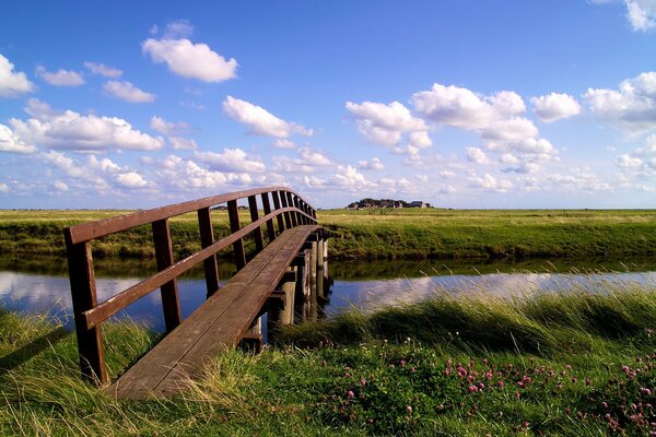 Bonne journée avec de beaux nuages et une rivière tranquille