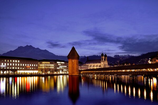 Die Stadt und die Berge am Meer und ihre Reflexion