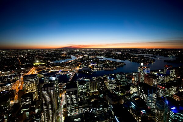 Draufsicht auf Sydney im Hintergrund des Sonnenuntergangs