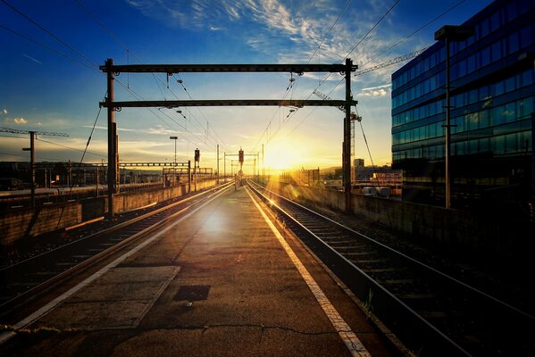 Die Blendung der Sonne auf der Eisenbahn