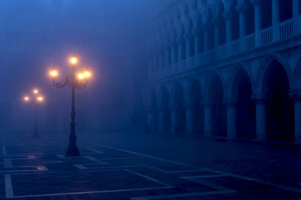 Plaza de San Marcos en la niebla de la tarde y la luz de las linternas