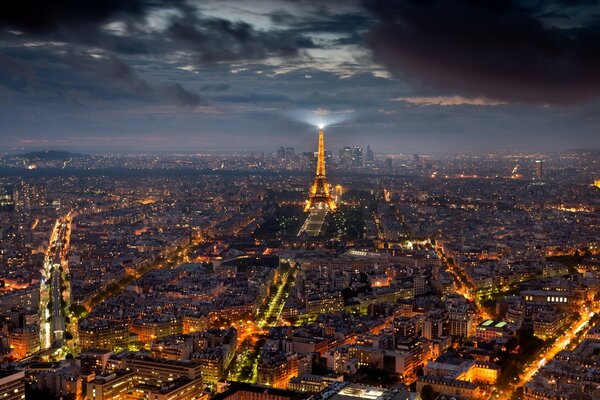 Paris am Abend zu sehen und zu sterben. Sterben, um am Morgen wieder auferstehen zu können