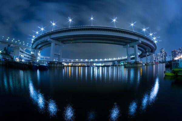 Lumières de pont de nuit au Japon