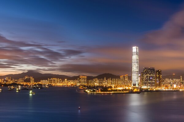 Bahía en la ciudad de la noche y las nubes